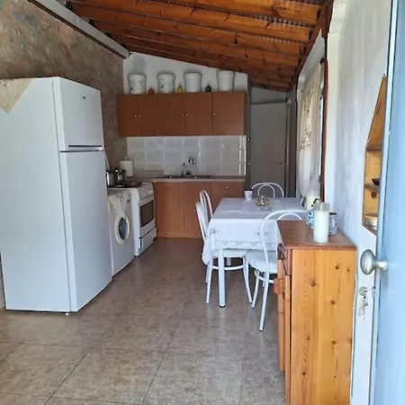 εξοχική οικία 45τμ συν 12τμ εξτρα δωμάτιο *