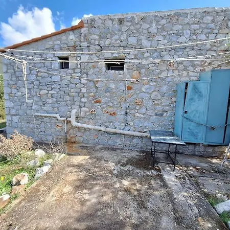 εξοχική οικία 45τμ συν 12τμ εξτρα δωμάτιο *